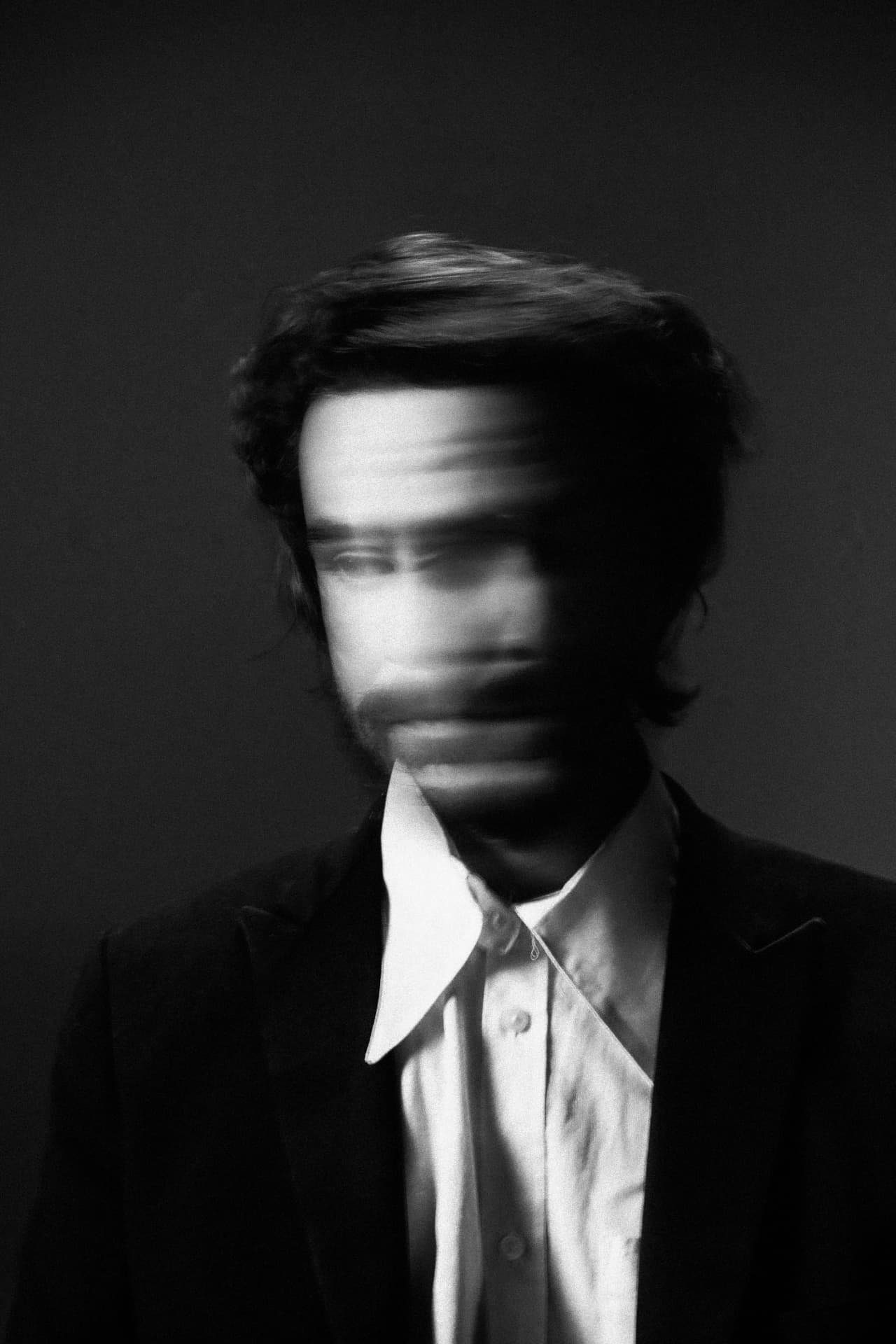 Retrato en blanco y negro con movimiento