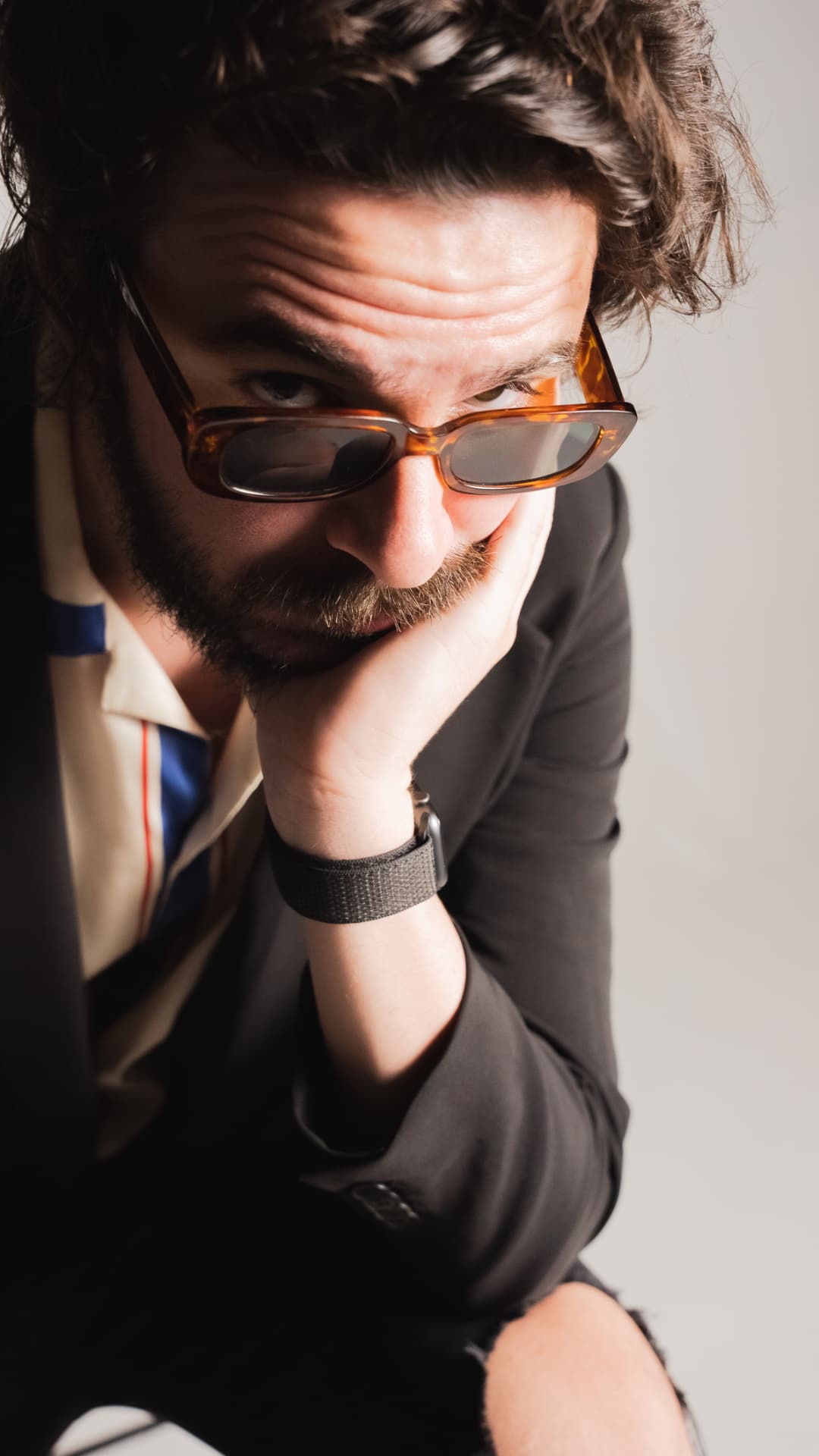 Retrato cercano con gafas de sol